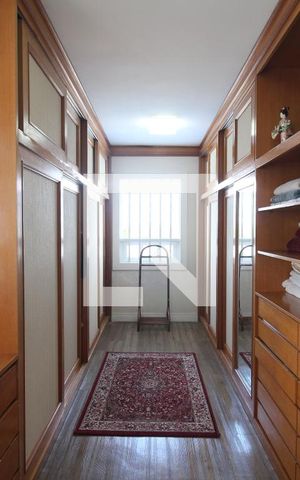 Casa à venda com 416m², 4 quartos e 8 vagasCloset