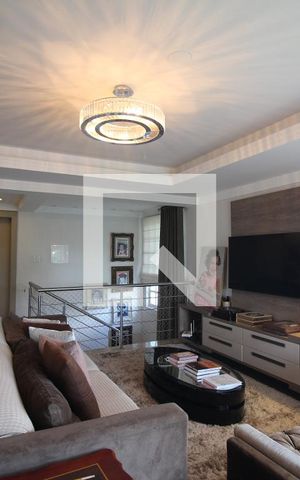 Casa à venda com 416m², 4 quartos e 8 vagasSala de TV