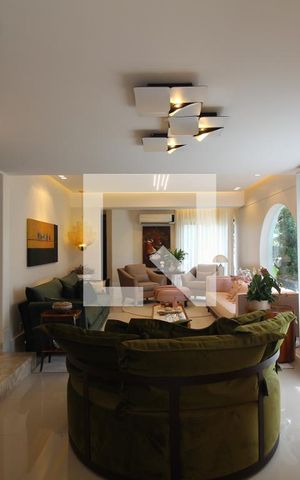 Casa à venda com 416m², 4 quartos e 8 vagasSala