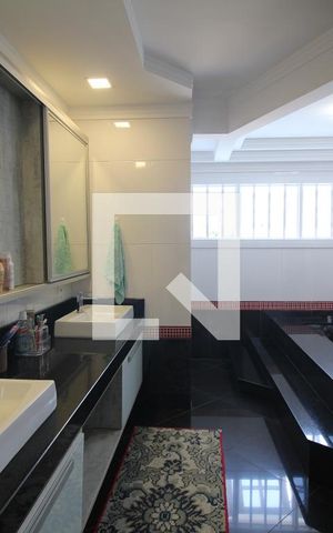 Casa à venda com 416m², 4 quartos e 8 vagasBanheiro da Suíte