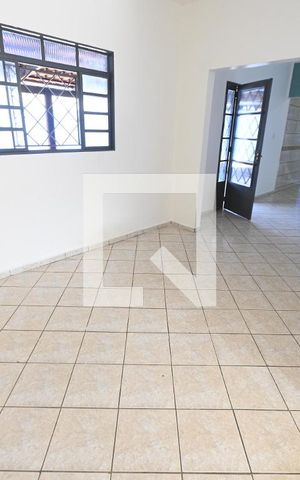 Casa para alugar com 320m², 5 quartos e 4 vagas Casa para alugar com 320m², 5 quartos e 4 vagasSala