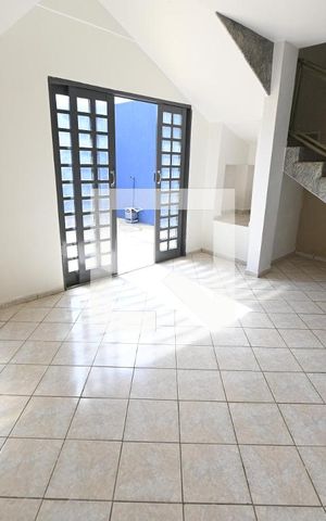 Casa para alugar com 320m², 5 quartos e 4 vagas Casa para alugar com 320m², 5 quartos e 4 vagasSala