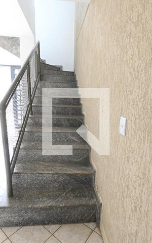 Casa para alugar com 320m², 5 quartos e 4 vagas Casa para alugar com 320m², 5 quartos e 4 vagasEscada
