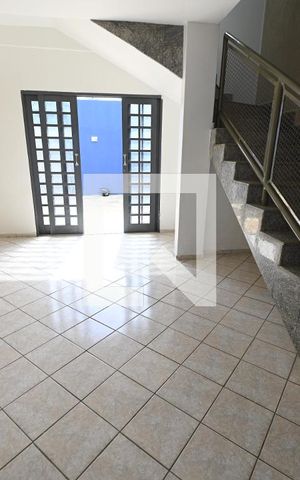 Casa para alugar com 320m², 5 quartos e 4 vagas Casa para alugar com 320m², 5 quartos e 4 vagasSala