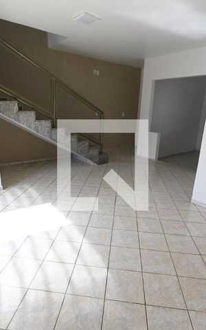 Casa para alugar com 320m², 5 quartos e 4 vagas Casa para alugar com 320m², 5 quartos e 4 vagasSala
