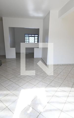 Casa para alugar com 320m², 5 quartos e 4 vagas Casa para alugar com 320m², 5 quartos e 4 vagasSala