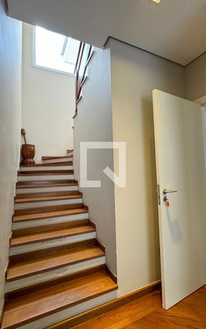 Casa de condomínio à venda com 597m², 4 quartos e 4 vagasEscada