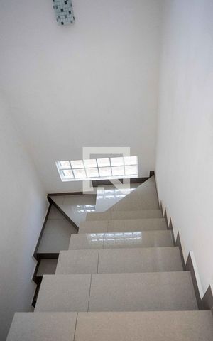 Casa à venda com 300m², 3 quartos e 8 vagasEscada