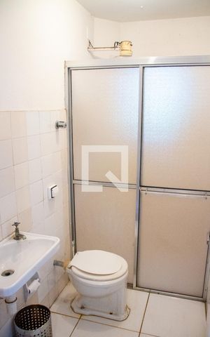Casa à venda com 615m², 5 quartos e 4 vagas Casa à venda com 615m², 5 quartos e 4 vagasBanheiro de serviço