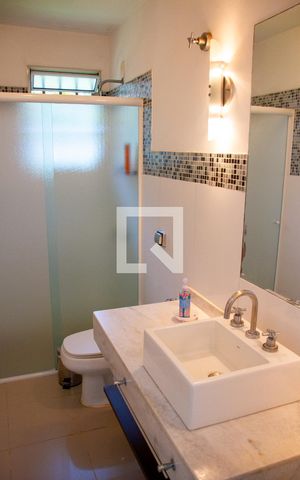 Casa à venda com 615m², 5 quartos e 4 vagas Casa à venda com 615m², 5 quartos e 4 vagasBanheiro