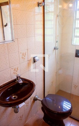 Casa à venda com 615m², 5 quartos e 4 vagas Casa à venda com 615m², 5 quartos e 4 vagasBanheiro de hóspede