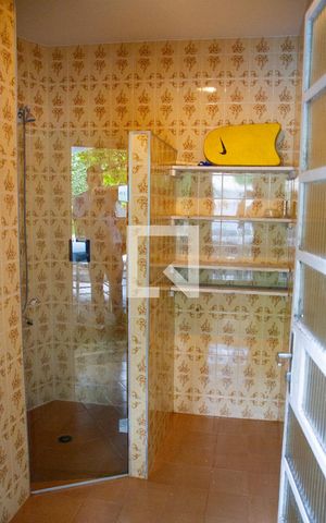 Casa à venda com 615m², 5 quartos e 4 vagas Casa à venda com 615m², 5 quartos e 4 vagasVestiário