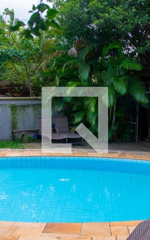 Casa à venda com 615m², 5 quartos e 4 vagas Casa à venda com 615m², 5 quartos e 4 vagasPiscina