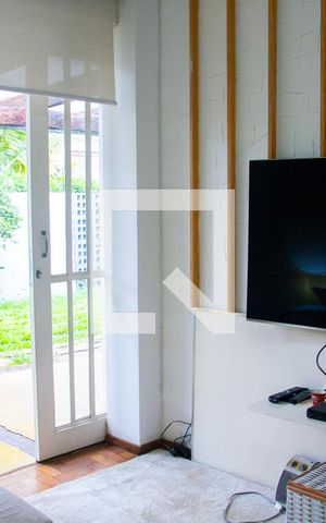 Casa à venda com 615m², 5 quartos e 4 vagas Casa à venda com 615m², 5 quartos e 4 vagasSala de TV