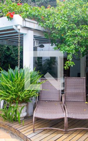 Casa à venda com 615m², 5 quartos e 4 vagas Casa à venda com 615m², 5 quartos e 4 vagasÁrea da Piscina