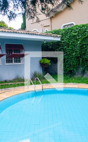 Casa à venda com 615m², 5 quartos e 4 vagas Casa à venda com 615m², 5 quartos e 4 vagasPiscina