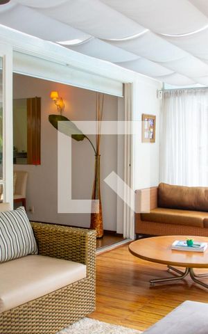 Casa à venda com 615m², 5 quartos e 4 vagas Casa à venda com 615m², 5 quartos e 4 vagasHall da piscina
