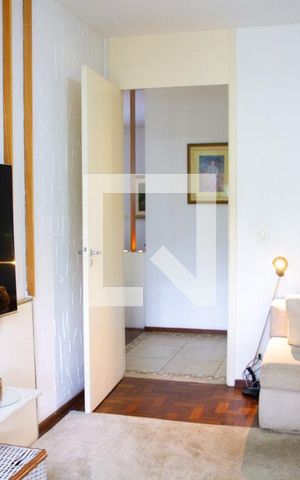 Casa à venda com 615m², 5 quartos e 4 vagas Casa à venda com 615m², 5 quartos e 4 vagasSala de TV