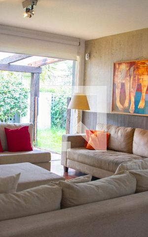 Casa à venda com 615m², 5 quartos e 4 vagas Casa à venda com 615m², 5 quartos e 4 vagasSala