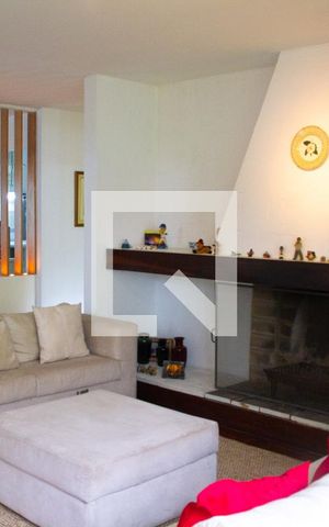 Casa à venda com 615m², 5 quartos e 4 vagas Casa à venda com 615m², 5 quartos e 4 vagasSala