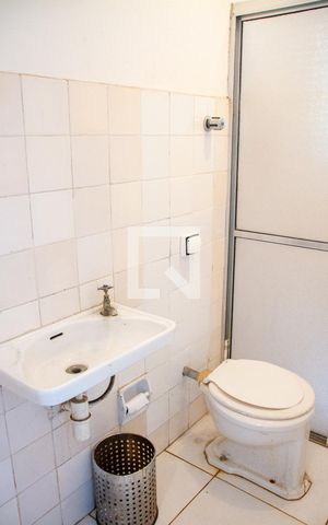 Casa à venda com 615m², 5 quartos e 4 vagas Casa à venda com 615m², 5 quartos e 4 vagasBanheiro de serviço