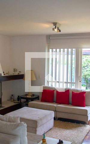 Casa à venda com 615m², 5 quartos e 4 vagas Casa à venda com 615m², 5 quartos e 4 vagasSala