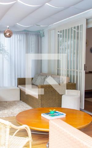 Casa à venda com 615m², 5 quartos e 4 vagas Casa à venda com 615m², 5 quartos e 4 vagasHall da piscina