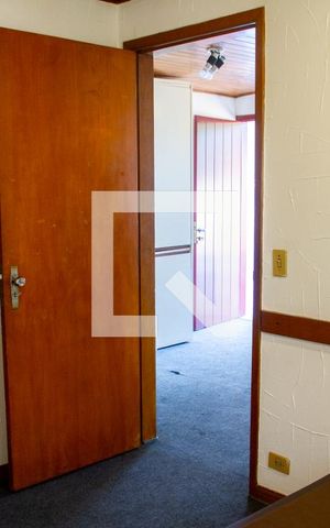 Casa à venda com 615m², 5 quartos e 4 vagas Casa à venda com 615m², 5 quartos e 4 vagasQuarto de hóspede