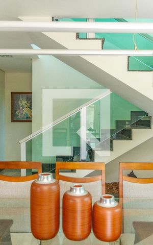 Casa à venda com 1000m², 4 quartos e 6 vagas Casa à venda com 1000m², 4 quartos e 6 vagasCopa