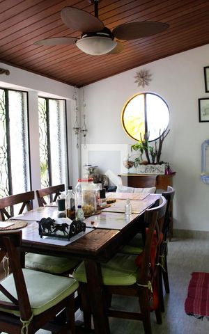 Casa de condomínio à venda com 3590m², 4 quartos e 6 vagas Casa de condomínio à venda com 3590m², 4 quartos e 6 vagasCopa