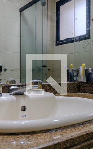 Apartamento à venda com 220m², 3 quartos e 4 vagas Apartamento à venda com 220m², 3 quartos e 4 vagasBanheiro da Suíte 2