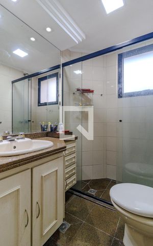 Apartamento à venda com 220m², 3 quartos e 4 vagas Apartamento à venda com 220m², 3 quartos e 4 vagasBanheiro da Suíte 2