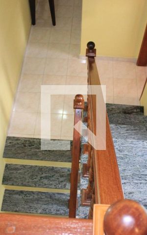 Casa à venda com 157m², 3 quartos e 4 vagasEscada de acesso à Suíte