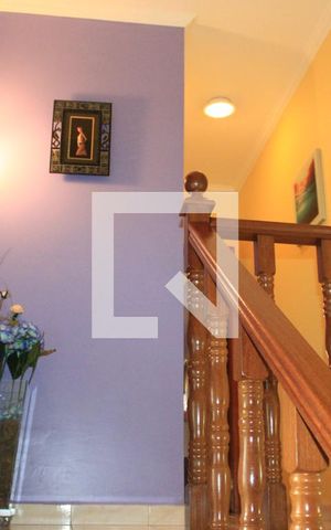 Casa à venda com 157m², 3 quartos e 4 vagasEscada de acesso à Suíte