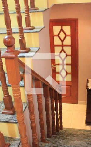 Casa à venda com 157m², 3 quartos e 4 vagasEscada de acesso a Sala de jantar e cozinha