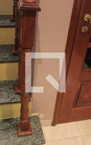 Casa à venda com 157m², 3 quartos e 4 vagasEscada de acesso a Sala de jantar e cozinha