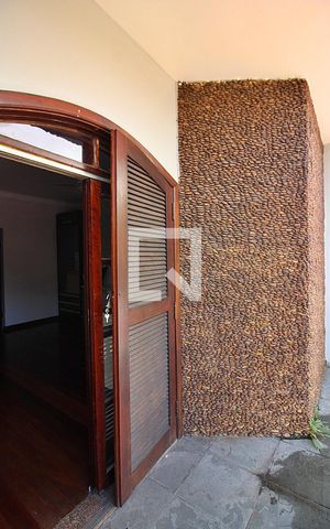 Casa à venda com 344m², 4 quartos e 6 vagasQuarto 1 - Suíte Sacada 