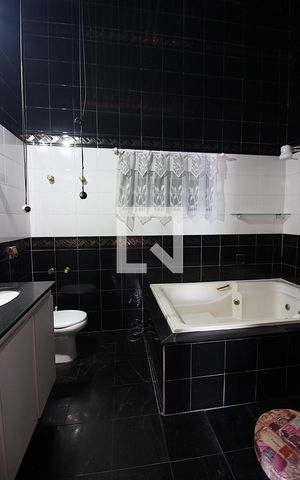 Casa à venda com 344m², 4 quartos e 6 vagasQuarto 1 - Suíte Banheiro 