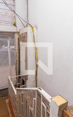 Casa à venda com 100m², 5 quartos e sem vaga Casa à venda com 100m², 5 quartos e sem vagaEscada