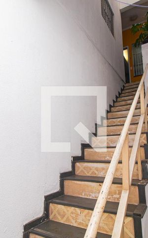 Casa à venda com 100m², 5 quartos e sem vaga Casa à venda com 100m², 5 quartos e sem vagaEscada