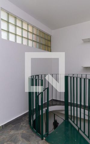 Casa à venda com 300m², 5 quartos e 2 vagas Casa à venda com 300m², 5 quartos e 2 vagasEscada