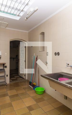Casa à venda com 300m², 5 quartos e 2 vagas Casa à venda com 300m², 5 quartos e 2 vagasÁrea de serviço