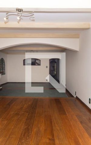 Casa à venda com 300m², 5 quartos e 2 vagas Casa à venda com 300m², 5 quartos e 2 vagasSala