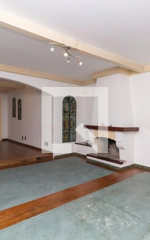 Casa à venda com 300m², 5 quartos e 2 vagas Casa à venda com 300m², 5 quartos e 2 vagasSala
