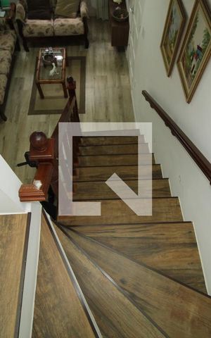 Casa à venda com 150m², 3 quartos e 2 vagasSala - Escada