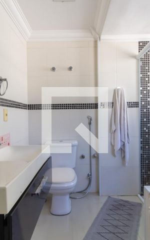 Casa à venda com 380m², 4 quartos e 5 vagas Casa à venda com 380m², 4 quartos e 5 vagasBanheiro da Suíte 3