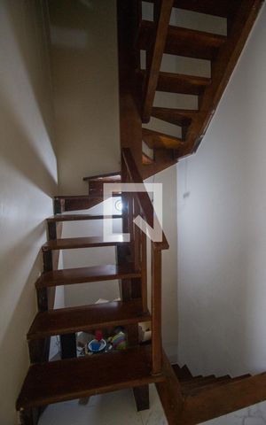 Casa de condomínio à venda com 210m², 3 quartos e 2 vagas Casa de condomínio à venda com 210m², 3 quartos e 2 vagasEscadas