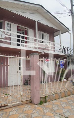 Casa à venda com 180m², 6 quartos e 1 vaga Casa à venda com 180m², 6 quartos e 1 vagaFachada
