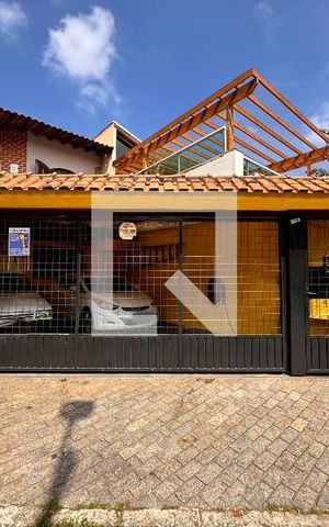 Casa à venda com 203m², 3 quartos e 2 vagas Casa à venda com 203m², 3 quartos e 2 vagasFachada