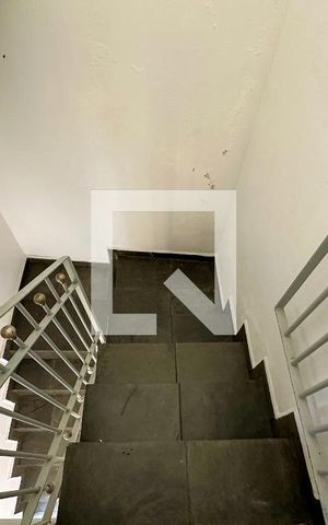 Casa à venda com 288m², 3 quartos e 2 vagas Casa à venda com 288m², 3 quartos e 2 vagasEscada